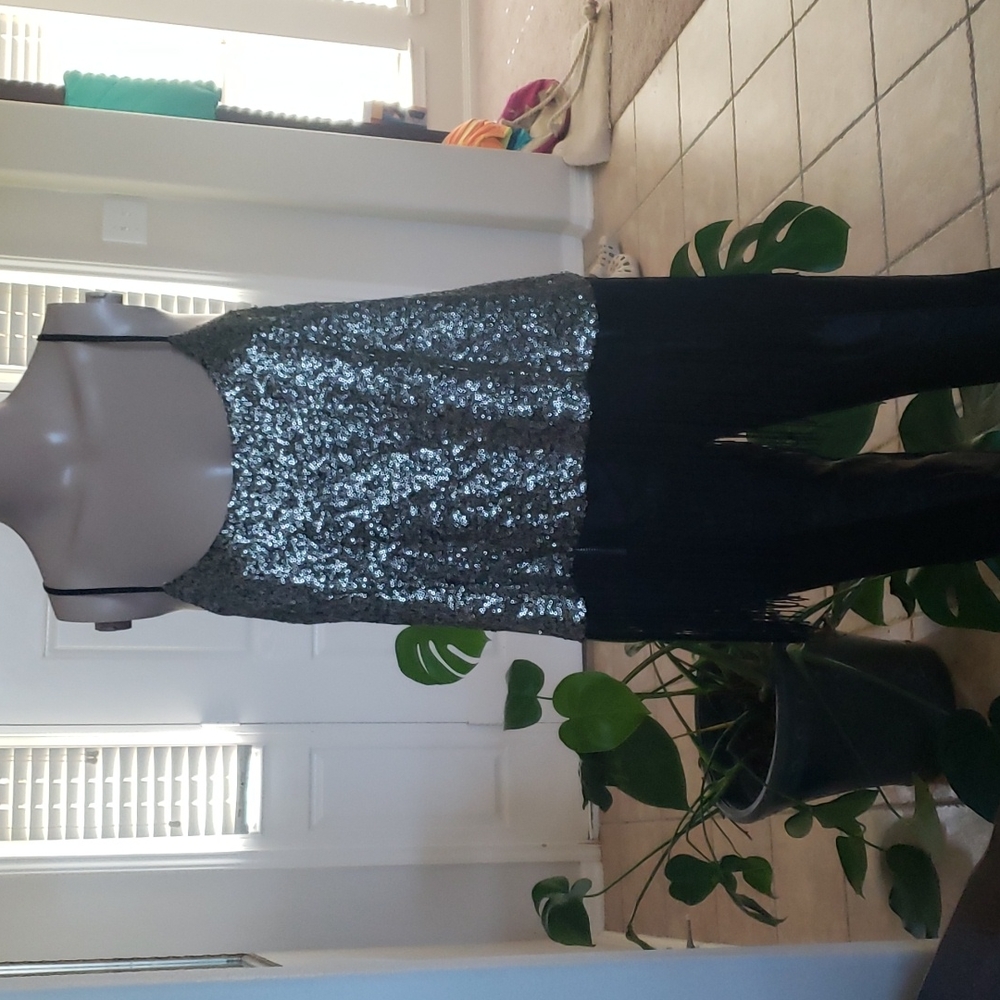 Arden B L quality sequins crop top with tassels for a curtain effect stoma…